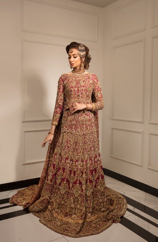 HSY| Mermaid Silhouette with an Attached Cape Paired with Lehenga