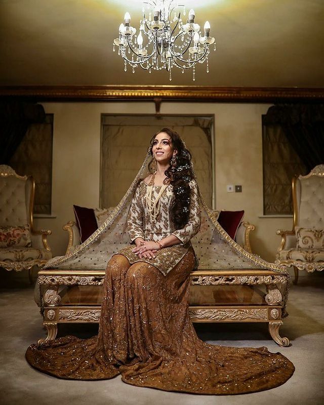 HSY bridal dress in pakistan-Side profile of Ombretta Traditional Shirt and Farshi Dhaka Pants outfit